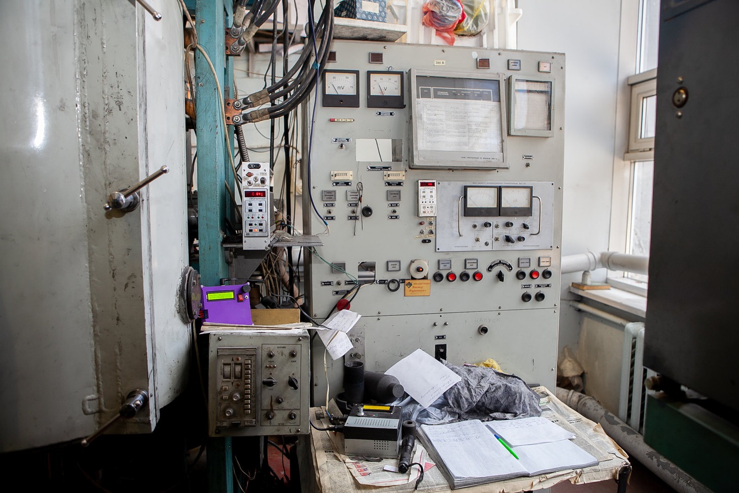 Кристаллы выращивают в лаборатории из расплава фтористого лития