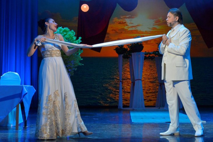 Сцена из спектакля «Crazy dance, или Пять свадеб в один день». Фото с сайта www.imt38.ru Сцена из спектакля «Crazy dance, или Пять свадеб в один день». Фото с сайта www.imt38.ru