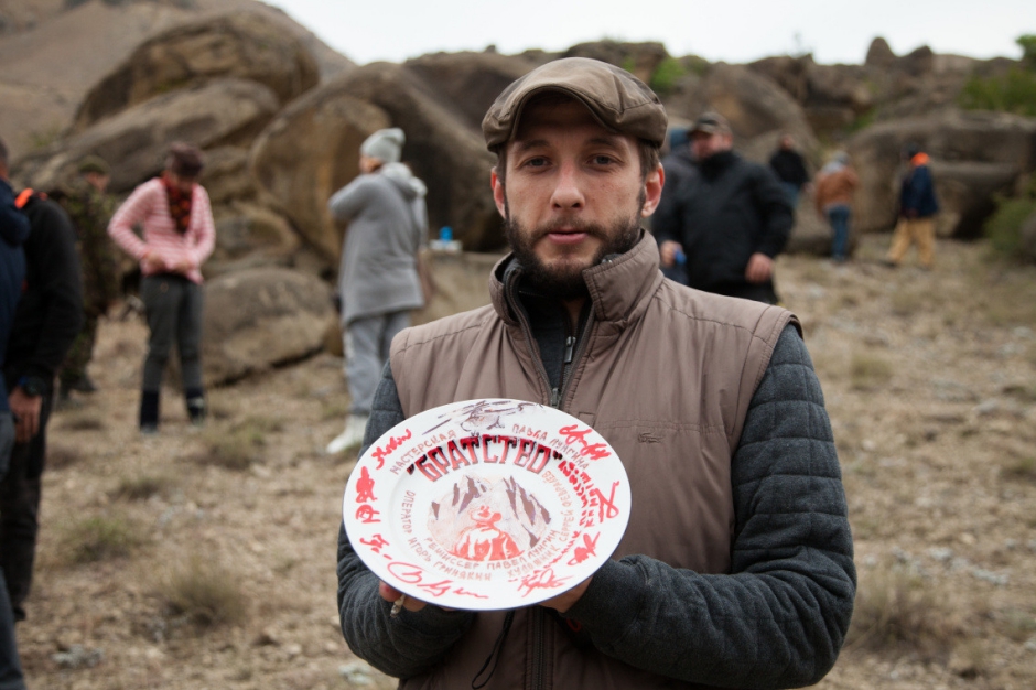 На съёмках фильма «Братство». Фото с сайта www.kinopoisk.ru На съёмках фильма «Братство». Фото с сайта www.kinopoisk.ru