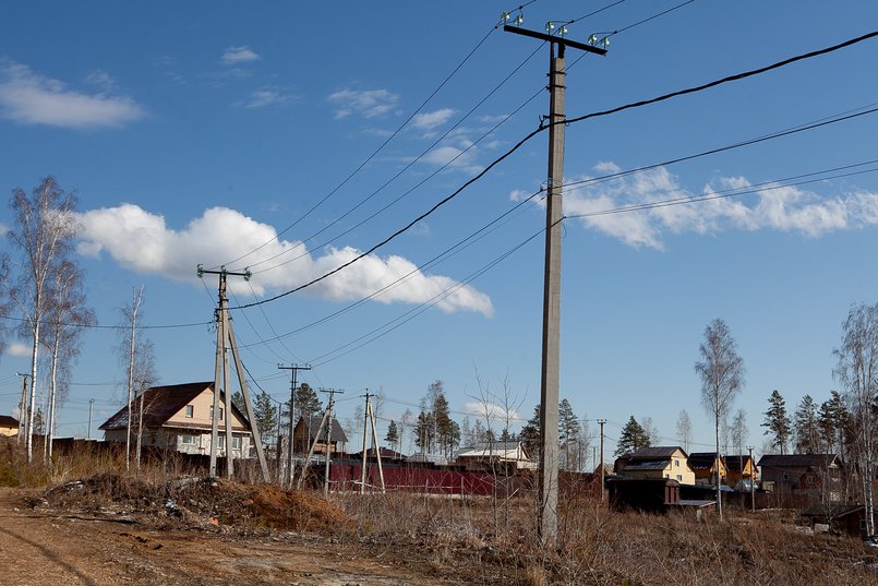 «Восточные сети» зашли в поселок в конце 2013 года. До этого электричества не было