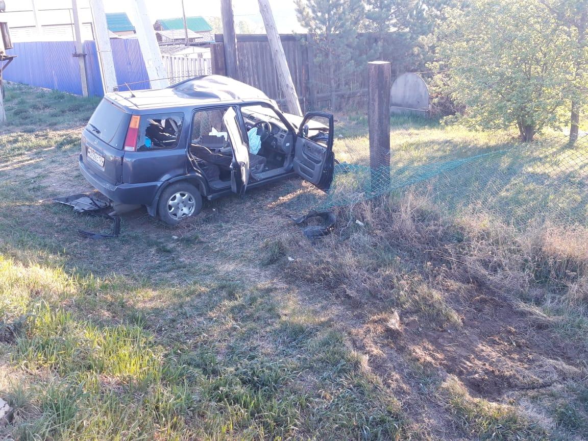 Lевушка на Honda CR-V не справилась с управлением и врезалась в столб