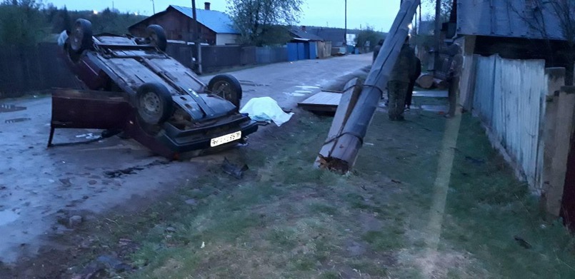 Водитель автомобиля ВАЗ-21099 на высокой скорости врезался в деревянный столб и перевернулся