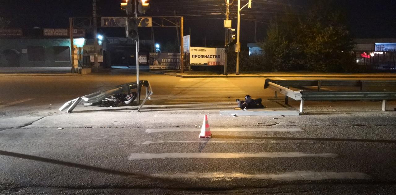 Водитель мотоцикла Honda врезался в ограждение и скончался на месте