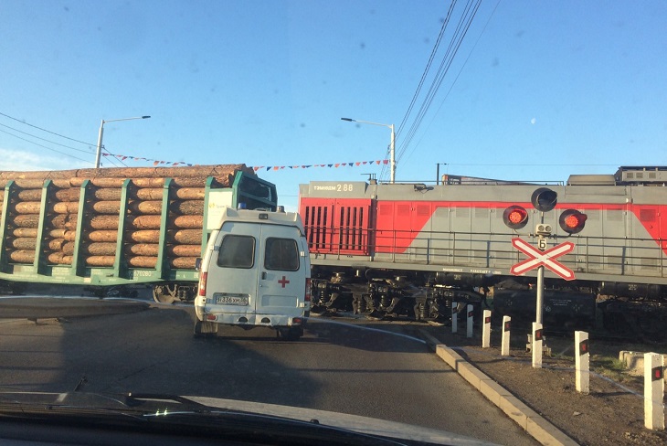Мотоцикла столкнулся с грузовым поездом