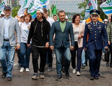 Шествие возглавил мэр Иркутска Дмитрий Бердников. Вместе с ним в колонне прошел игрок футбольного клуба «Спартак», чемпион России 2017 года Андрей Ещенко.