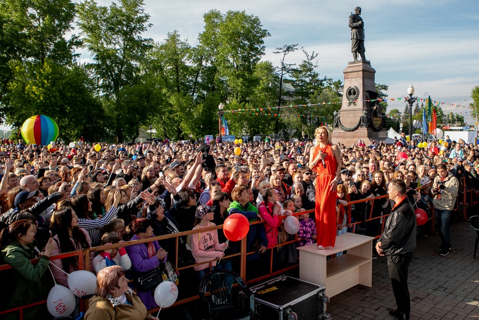 На площади у памятника Александру Третьему выступила Татьяна Овсиенко.