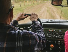 Первая часть пути — это около семи километров по лесной дороге, которую мы преодолели на УАЗе.