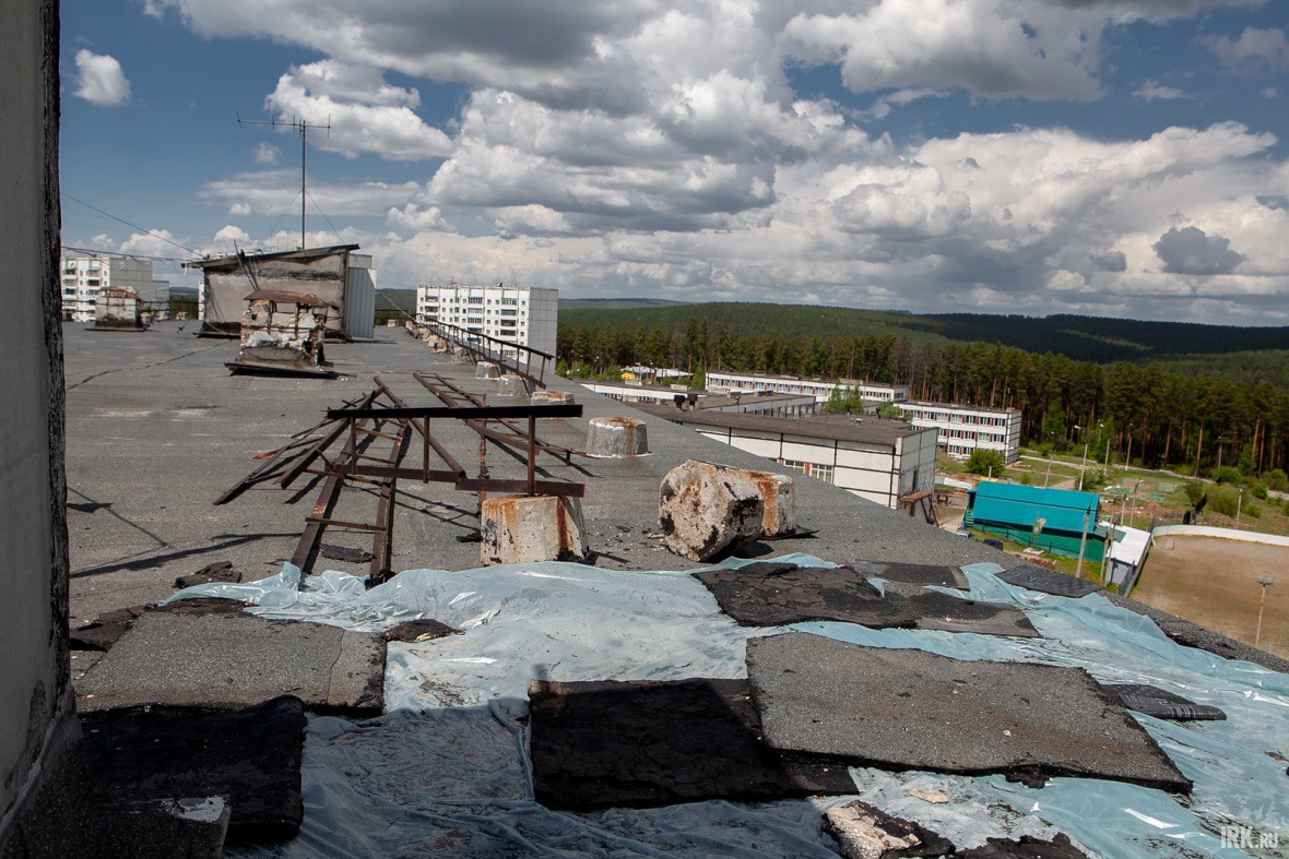 Крышу закрыли пленкой, но это не помогло
