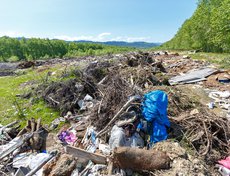 Около карт-накопителей образовалась большая свалка мусора.