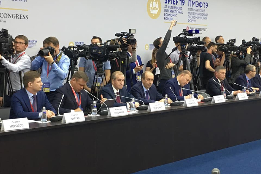 Сергей Левченко на ПМЭФ-2019. Фото из аккаунта губернатора в «Фейсбуке» Сергей Левченко на ПМЭФ-2019. Фото из аккаунта губернатора в «Фейсбуке»