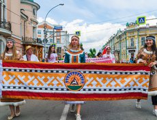 Представители национально-культурных организаций в национальных костюмах представили «Пояса дружбы», украшенные уникальными национальными узорами и орнаментами.