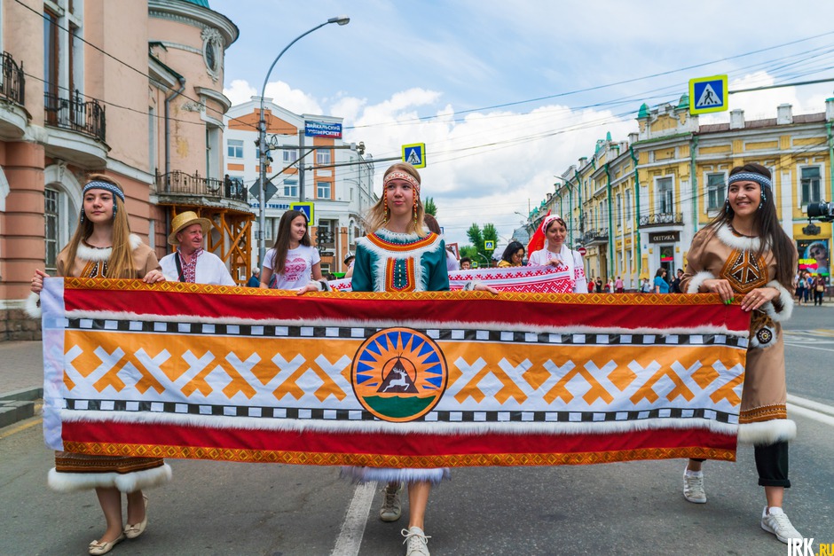 Представители национально-культурных организаций в национальных костюмах представили «Пояса дружбы», украшенные уникальными национальными узорами и орнаментами.