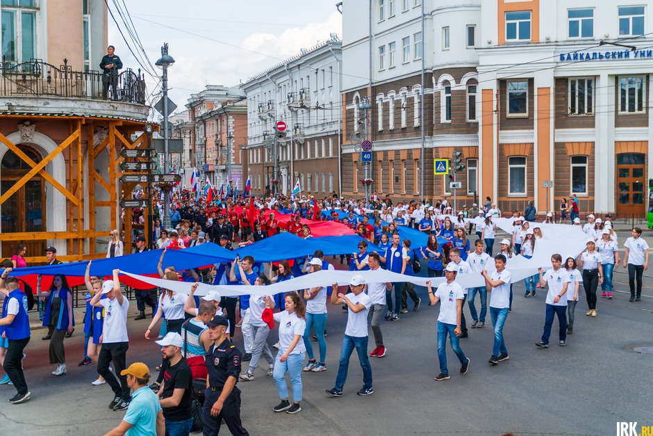 Участие в торжественных мероприятиях приняли представители администрации города, общественного движения «Наш Иркутск», национально-культурных центров, общественники, ТОСы, военно-патриотические организации, студенческие коллективы.