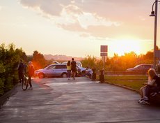 Прогуляться тёплым вечером по набережной в лучах заката — большое удовольствие.