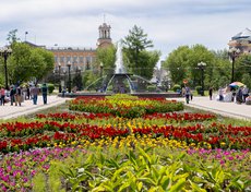 Одной из самых пышных и ярких традиционно стала клумба в сквере Кирова.