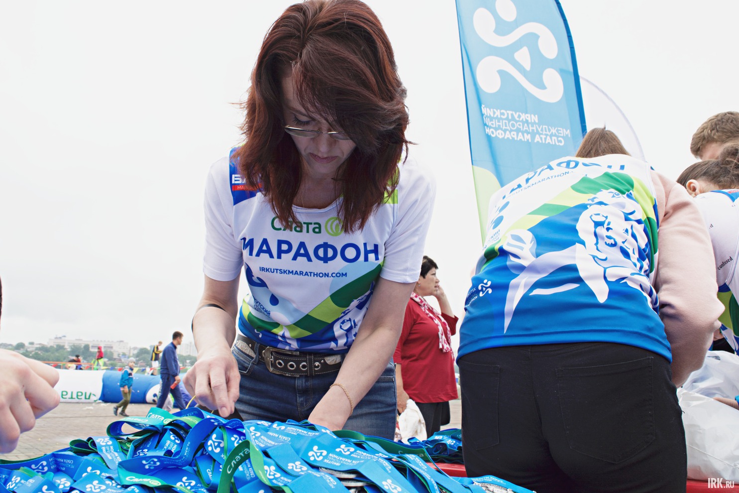 Тем временем на финише готовились встречать спортсменов.