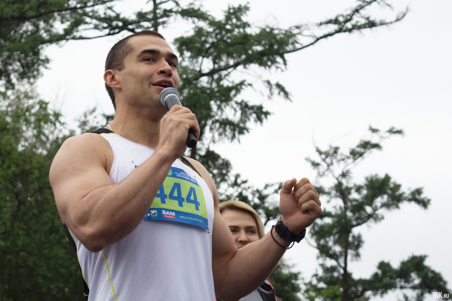 Участников на старте приветствовал Олимпийский чемпион Алексей Негодайло, который, кстати, тоже участвовал в забеге.