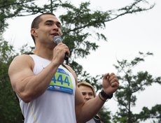 Участников на старте приветствовал Олимпийский чемпион Алексей Негодайло, который, кстати, тоже участвовал в забеге.
