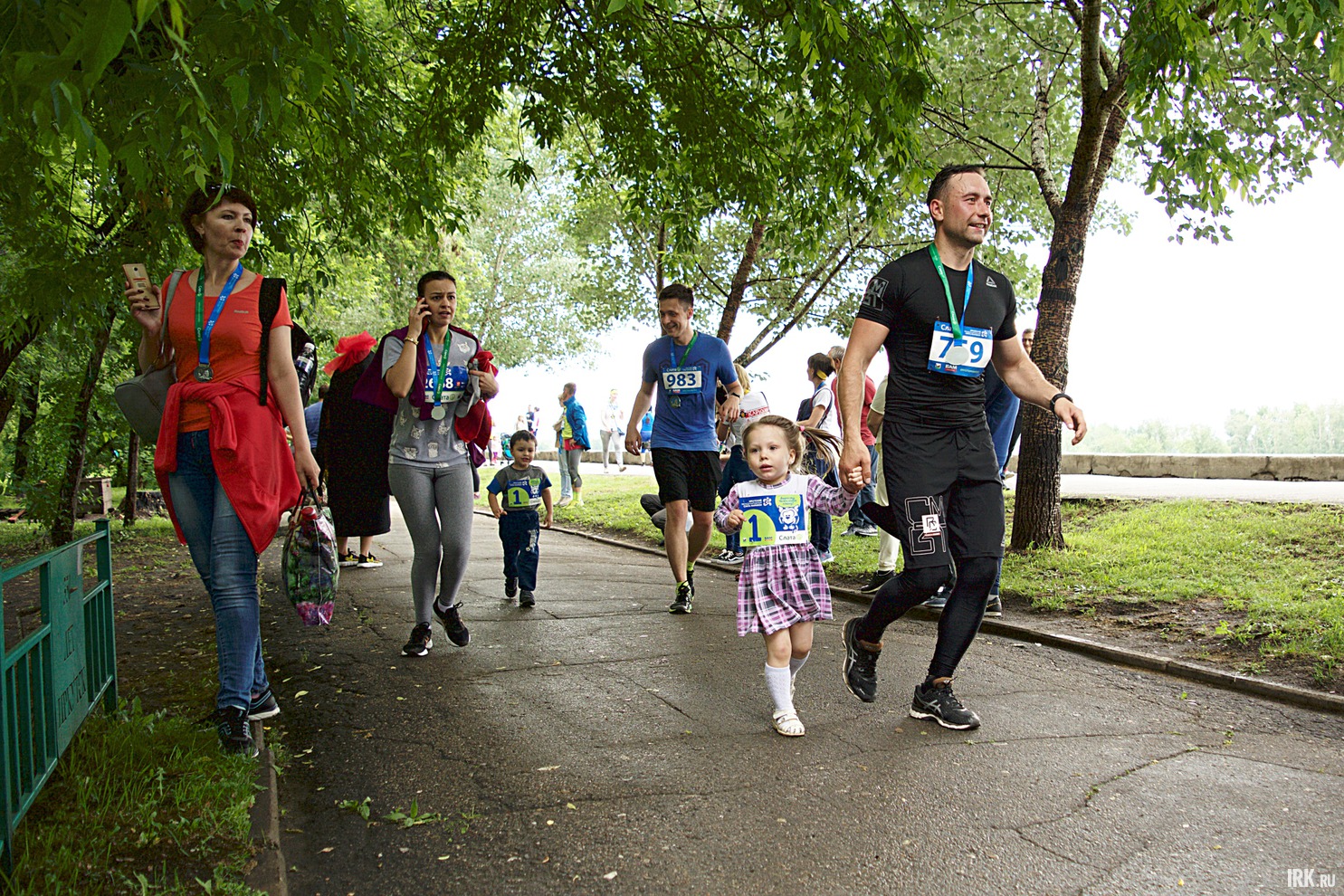 Параллельно на тенистой аллее бульвара Гагарина прошёл детский забег. Некоторые родители бежали вместе со своими детьми.