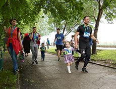 Параллельно на тенистой аллее бульвара Гагарина прошёл детский забег. Некоторые родители бежали вместе со своими детьми.