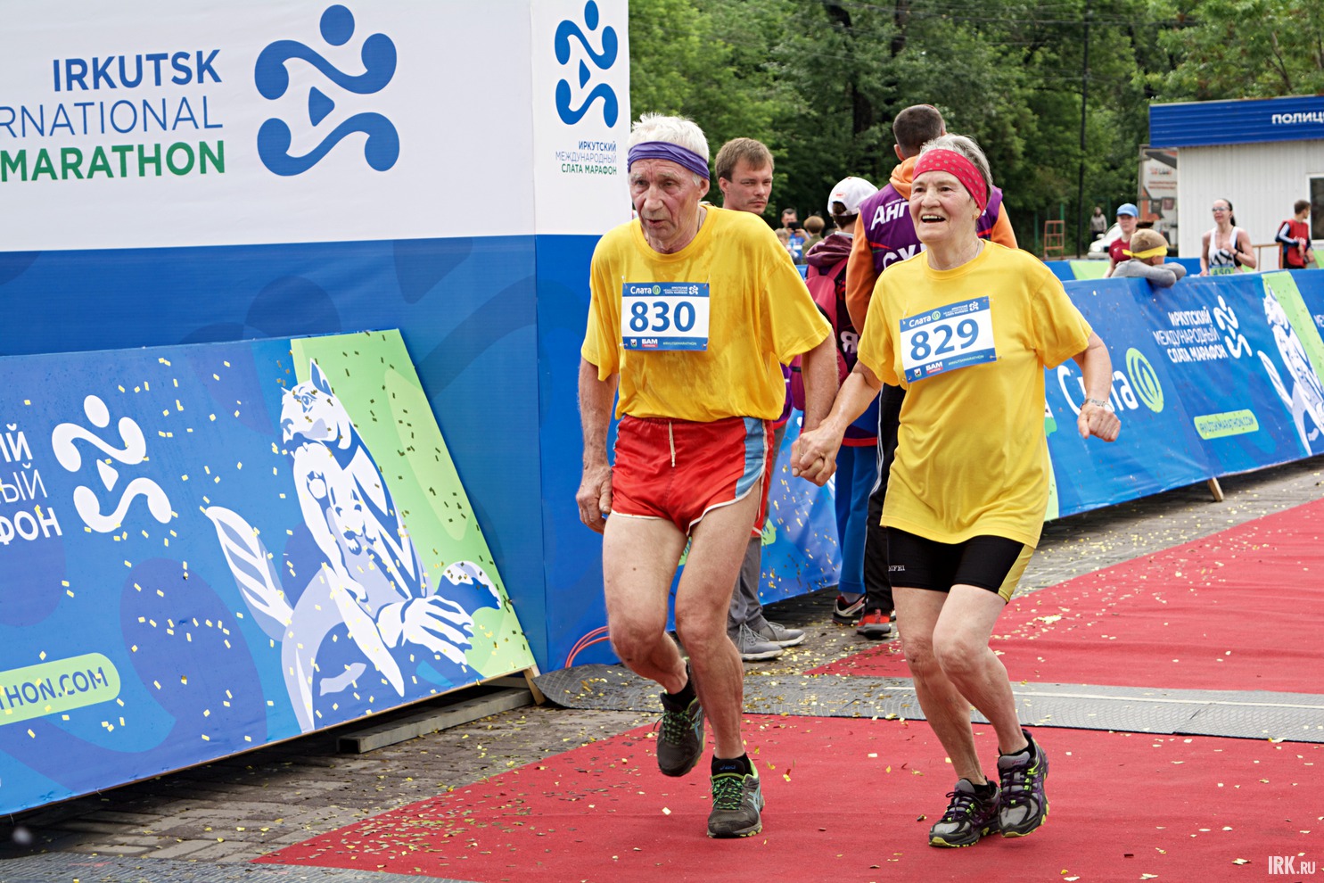 Пожилая пара — участники забега на десять километров.
