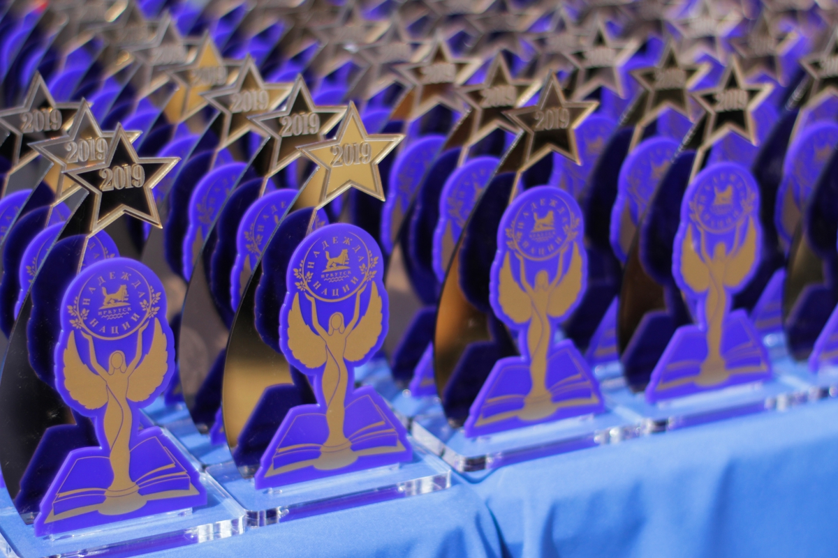 Выпускников наградили памятными статуэтками.