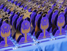 Выпускников наградили памятными статуэтками.