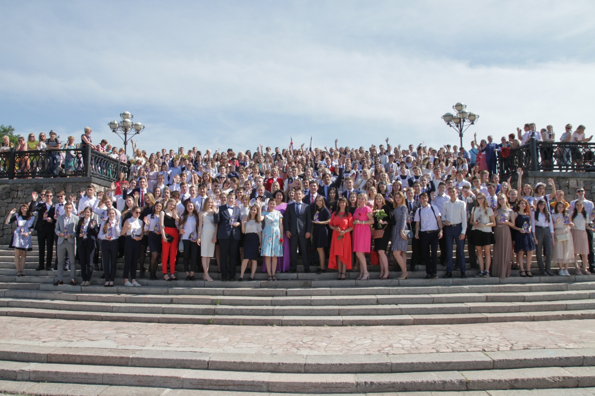 В 2018-2019 учебном году среднее общее образование в Иркутске завершили 3848 человек, с отличием школу окончили 311 выпускников.