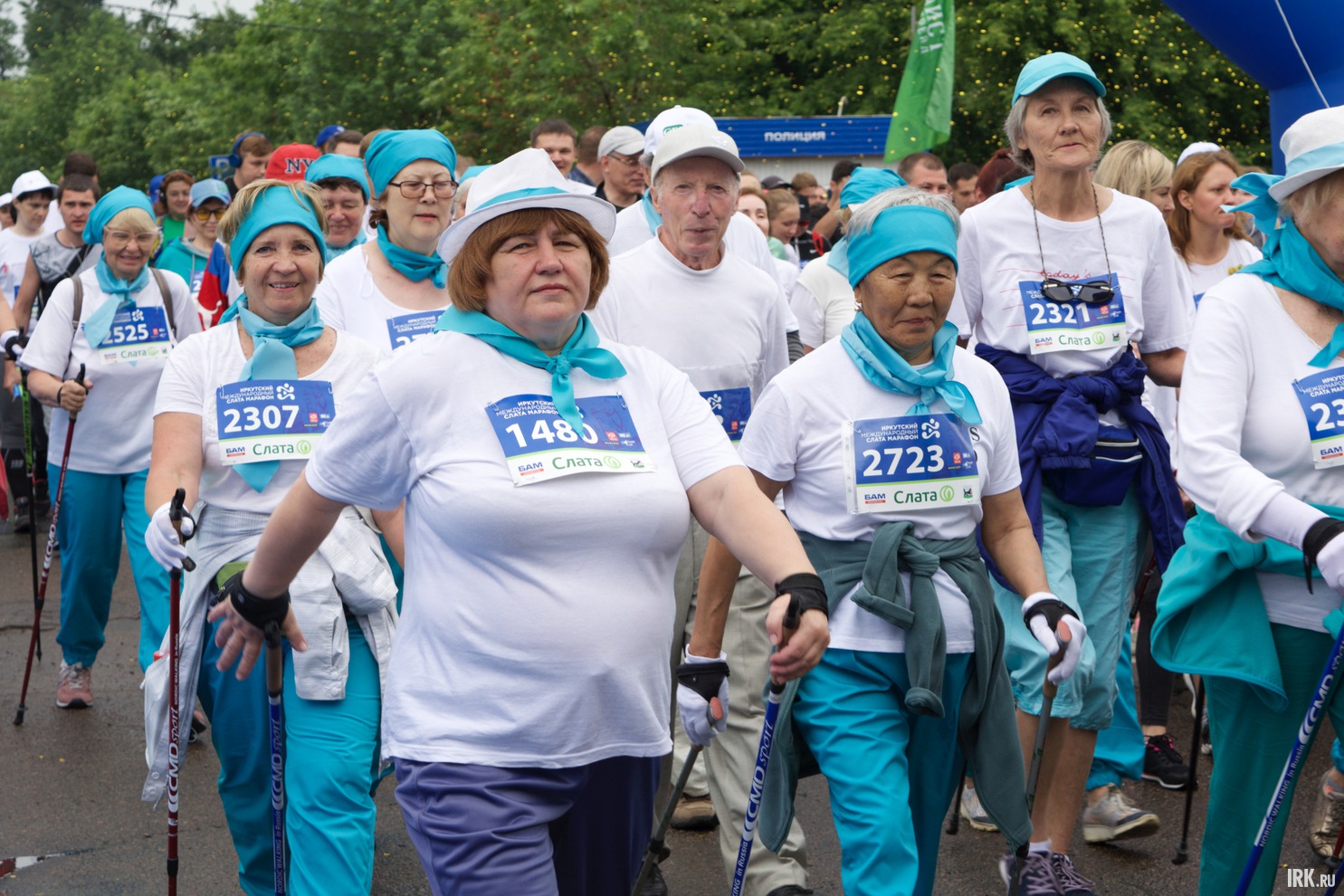 Замыкали колонну участники в категории «Скандинавская ходьба».