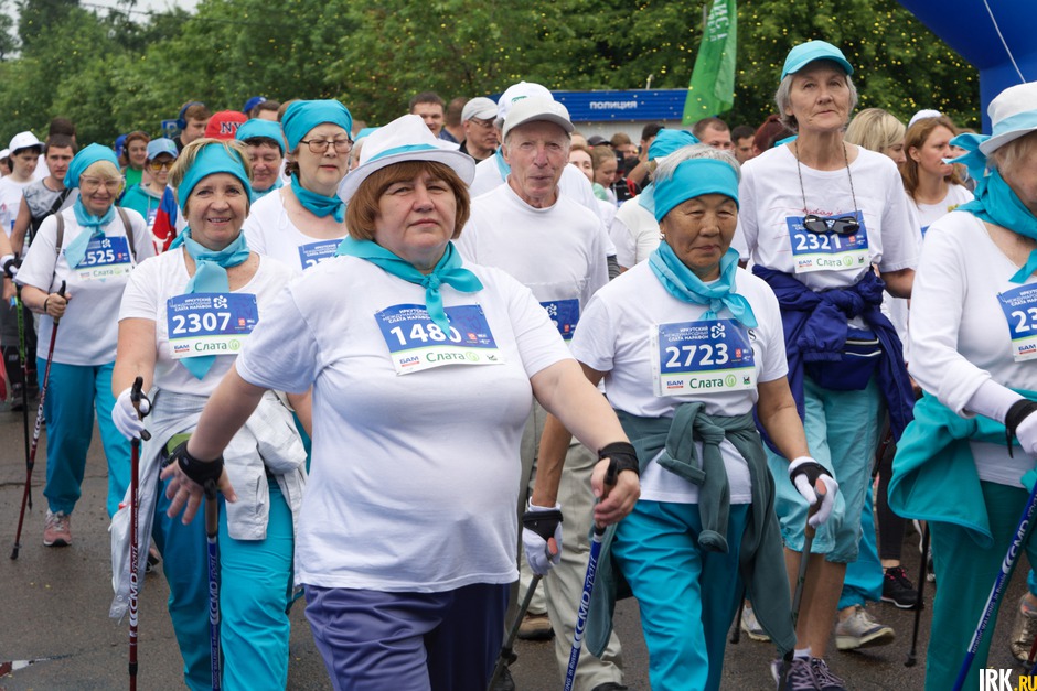 Замыкали колонну участники в категории «Скандинавская ходьба».
