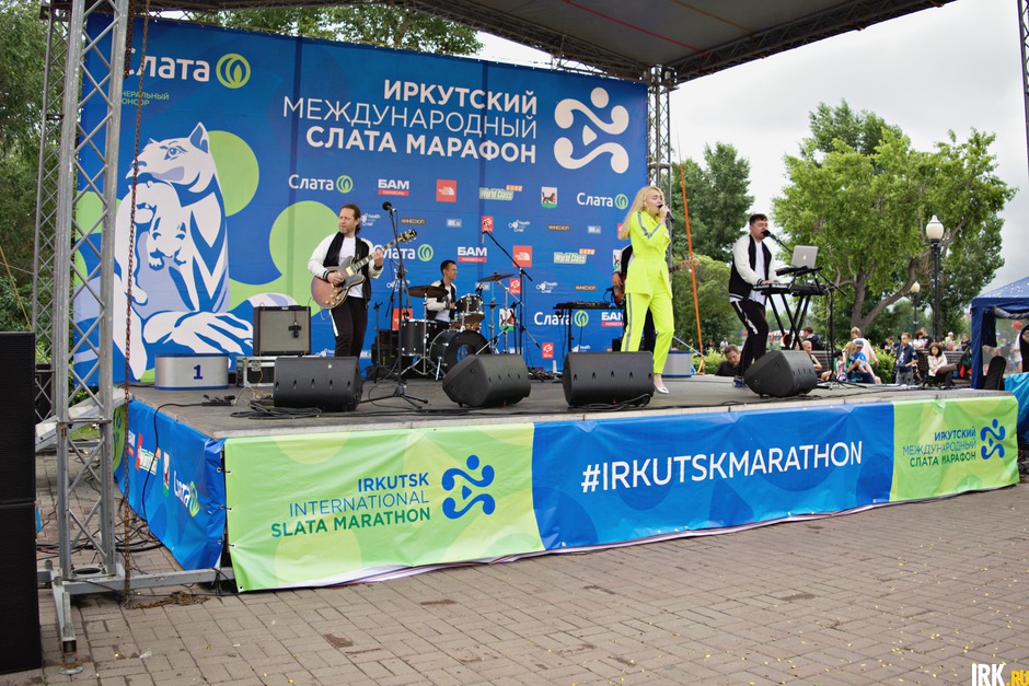 На сцене выступила иркутская кавер-группа «Меланж».