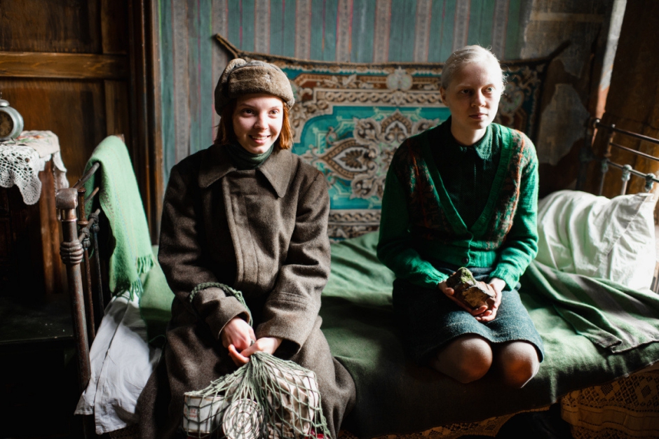 Василиса Перелыгина (Маша) и Виктория Мирошниченко (Ия). Фото с сайта Kinopoisk.ru