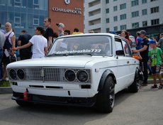 На набережной работала выставка автомобилей.