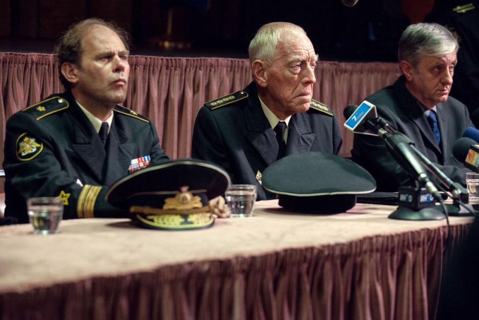 Официальные лица, не знающие, как реагировать после нежданного ЧП и на всякий случай тянущие время, выглядят в фильме отвратительно. Фото с сайта Kinopoisk.ru