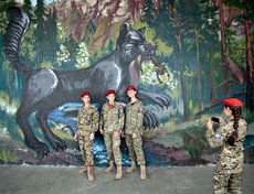 Излюбленным местом для фотографирования молодежи стала ниша на нижнем ярусе набережной, украшенная граффити.