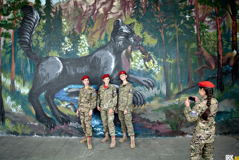Излюбленным местом для фотографирования молодежи стала ниша на нижнем ярусе набережной, украшенная граффити.
