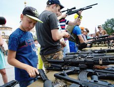Все желающие могли подержать в руках настоящее оружие.
