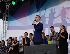 На основной сцене праздника прошла игра Байкальской лиги КВН на Кубок мэра Иркутска.