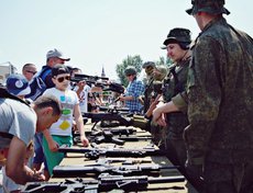 Около памятника Якову Похабову развернулась «патриотическая площадка».