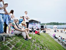 Желающие посмотреть на соревнования гонщиков на Нижней Набережной заняли лучшие наблюдательные позиции заранее.