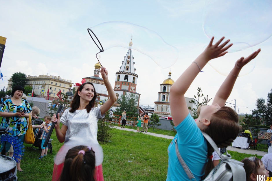 Тем временем на аллее Нижней Набережной работала развлекательная площадка для горожан.