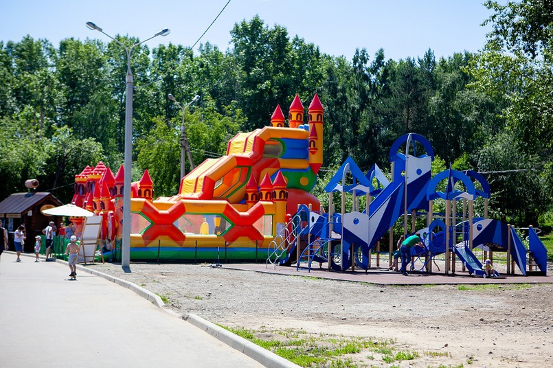Батутный парк и детская площадка