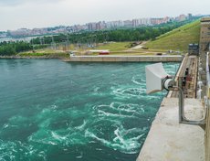 Общая длина железобетонного здания - 240 метров, ширина — 77, максимальная высота — 56 метров.