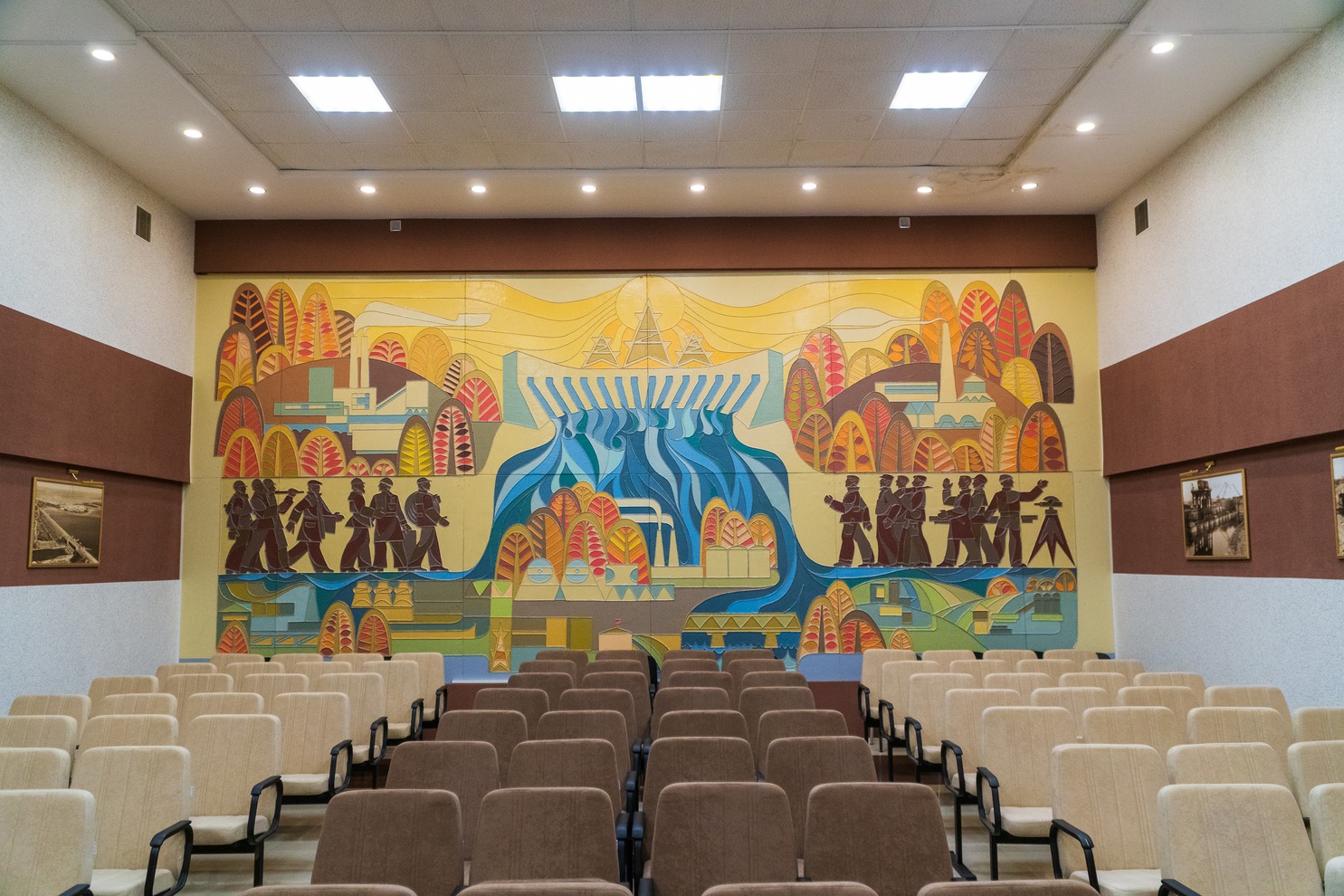 Интересное панно находится в актовом зале Иркутской ГЭС. «Рассвет Энергетики в Восточной Сибири и Трудовой подвиг Гидростроителей на Ангаре» подарили к 30-летнему Юбилею пуска первого гидроагрегата в 1986 году.