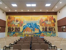 Интересное панно находится в актовом зале Иркутской ГЭС. «Рассвет Энергетики в Восточной Сибири и Трудовой подвиг Гидростроителей на Ангаре» подарили к 30-летнему Юбилею пуска первого гидроагрегата в 1986 году.