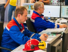 Круглосуточно сотрудники следят за работой всех гидроагрегатов и чтобы ГЭС постоянно выдавала заданную мощность.