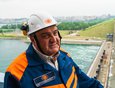Главный инженер Иркутской ГЭС (входит в En+ Group) Александр Николаев с удовольствием рассказывает гостям, как устроена станция, её историю и оптимистично говорит о перспективах.