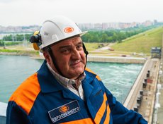 Главный инженер Иркутской ГЭС (входит в En+ Group) Александр Николаев с удовольствием рассказывает гостям, как устроена станция, её историю и оптимистично говорит о перспективах.