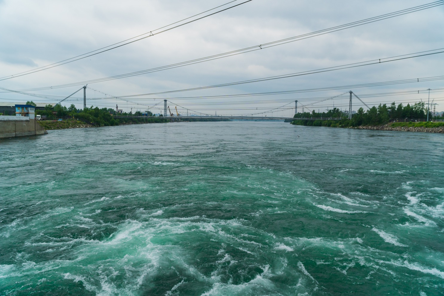 Суммарная пропускная способность турбин и водосбросов — 7040 куб. м/с.