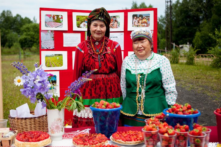 Продавцы на фестивале клубники. Автор фото — Анастасия Влади Продавцы на фестивале клубники. Автор фото — Анастасия Влади